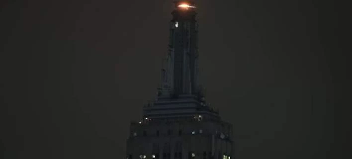 «Μαύρο» το Empire State Building -Στη μνήμη των θυμάτων από το μακελειό στη Φλόριντα (βίντεο)